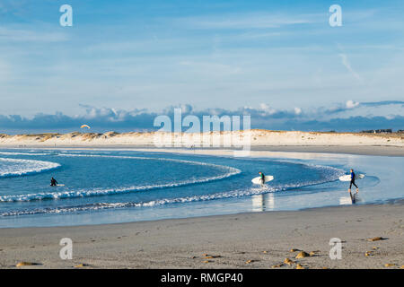 La spiaggia e l'Oceano Atlantico. Lampaul-Ploudalmezeau, Finisterre, Bretagna Francia Foto Stock