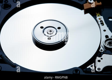Immagine ravvicinata di unità disco rigido interno che mostra la lucentezza metallica del disco Foto Stock