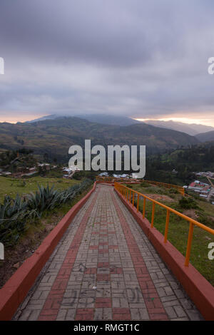 Volontario del Corpo della Pace, Paula, sta lavorando con un gruppo di bambini l'insegnamento della lingua inglese nella Contumazá, Cajamarca, Perù Foto Stock