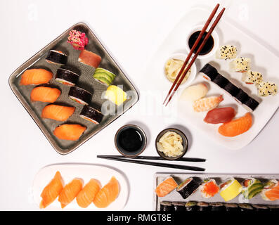 Close up di sashimi sushi set con bacchette e soia - rotolo di sushi con salmone e sushi roll con anguilla affumicata, il fuoco selettivo. Foto Stock