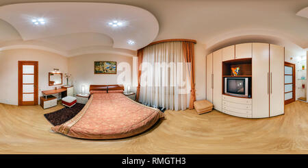 Visualizzazione panoramica a 360 gradi di MINSK, Bielorussia - marzo, 2013: Full sferica a 360 gradi angolo di vista panorama senza giunture in interno camera da letto in appartamento moderno appartamenti in equirectangula