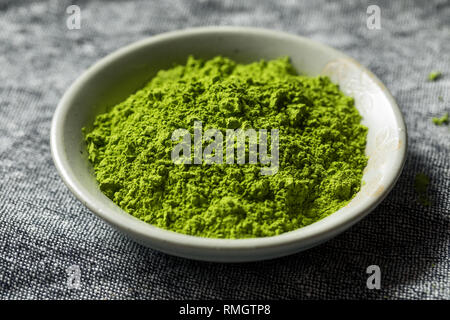 Organici di tè verde Matcha in polvere in un recipiente Foto Stock