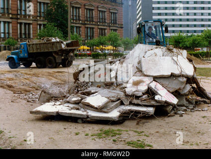 Il sistematico e completo smantellamento degli impianti di confine a Berlino ha avuto inizio nel mese di luglio, 1990. Qui, resti del muro su una benna del caricatore su ruote. Foto Stock