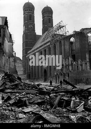 Il parzialmente distrutta la Frauenkirche (cattedrale di Nostra Signora Santissima) di Monaco di Baviera. Foto Stock