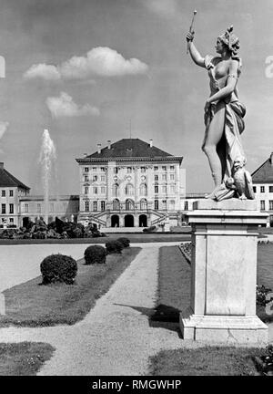 Una statua, il parco e il palazzo di Nymphenburg (Schloss Nymphenburg) a Monaco di Baviera non datata (foto). Foto Stock