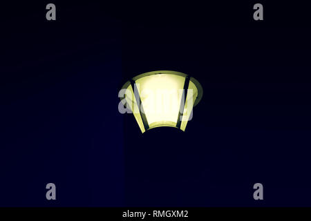 Via lampada illuminata di notte in strada urbana, tecnologia Foto Stock