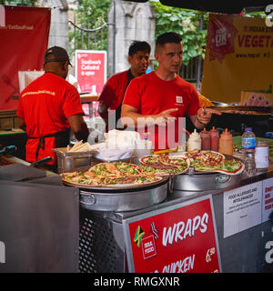 London, Regno Unito - Giugno, 2018. Caraibi street food stallo nella Borough Market, una delle più antiche e più grande mercato alimentare a Londra. Foto Stock