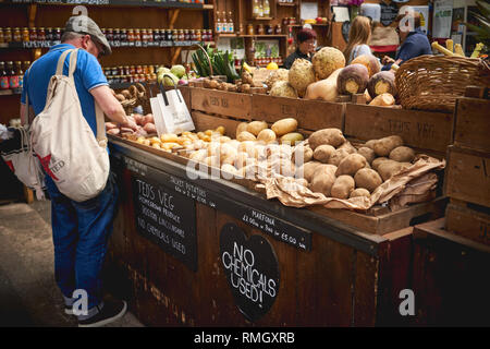 London, Regno Unito - Giugno, 2018. Le diverse varietà di patate organico in vendita su una verdura stallo nella Borough Market. Foto Stock