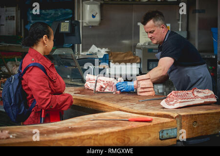 London, Regno Unito - Giugno, 2018. Negozio di macellaio in Borough Market, una delle più antiche e più grande mercato alimentare a Londra. Foto Stock