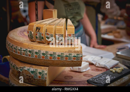 London, Regno Unito - Giugno, 2018. Il francese Comté formaggio sulla vendita in una fase di stallo nel mercato di Borough, uno dei più antichi e più grande mercato alimentare a Londra. Foto Stock