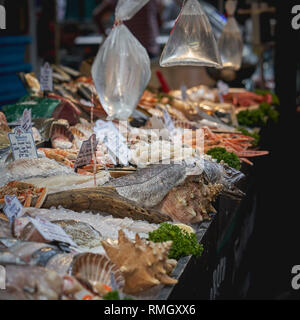 London, Regno Unito - Giugno, 2018. Varietà di pesci e crostacei in vendita presso un pescivendolo stallo nella Borough Market. Foto Stock