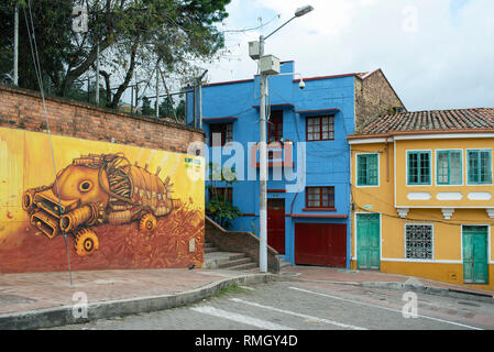 Suggestiva scena di strada con colorati edifici coloniali in centro a Bogotà, Colombia. Sep 2018 Foto Stock