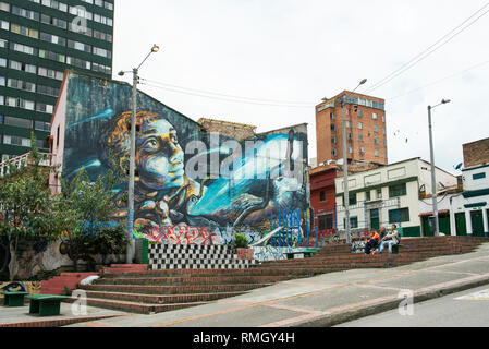 Murale colorato con vari tipi di edifici residenziali vicino al Parque de los Periodistas, Carrera 2. Bogotà, Colombia. Graffiti credito: Bastardilla Foto Stock