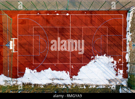 Grafico in alto vista di pallacanestro, pallavolo o calcetto campo sfondo rosso, drone fotografia. Foto Stock