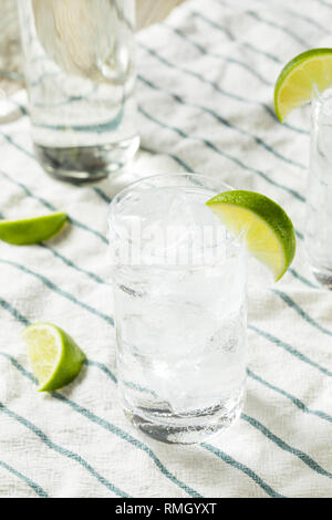 Bevande Tequila e Soda Water con calce Foto Stock