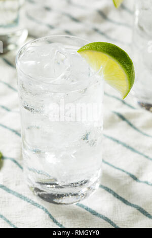 Bevande Tequila e Soda Water con calce Foto Stock