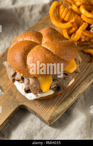 In casa un arrosto di manzo e il Cheddar Sandwich con patatine fritte Ricci Foto Stock