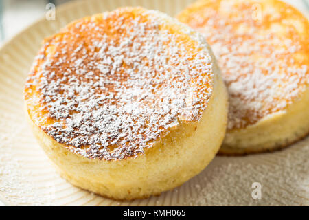 In casa giapponese soffici frittelle con zucchero a velo Foto Stock