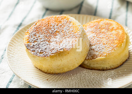 In casa giapponese soffici frittelle con zucchero a velo Foto Stock