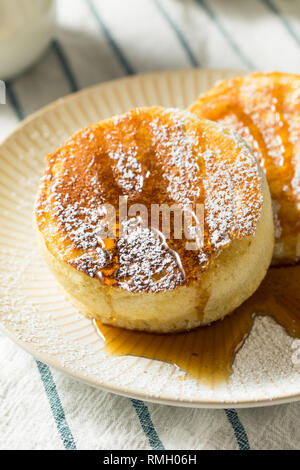 In casa giapponese soffici frittelle con zucchero a velo Foto Stock