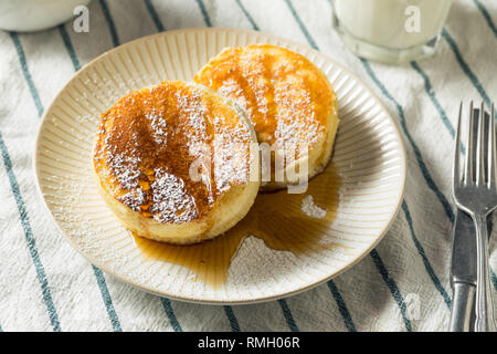 In casa giapponese soffici frittelle con zucchero a velo Foto Stock