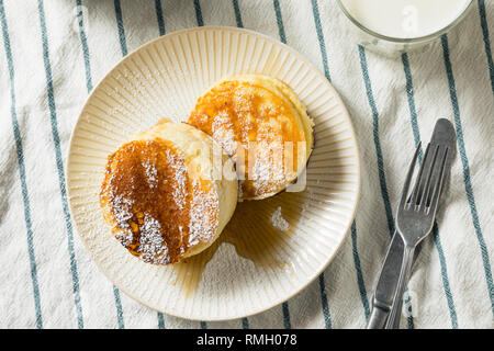 In casa giapponese soffici frittelle con zucchero a velo Foto Stock
