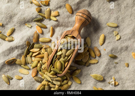 Arrosto organico i semi di zucca Pepitas pronto a mangiare Foto Stock