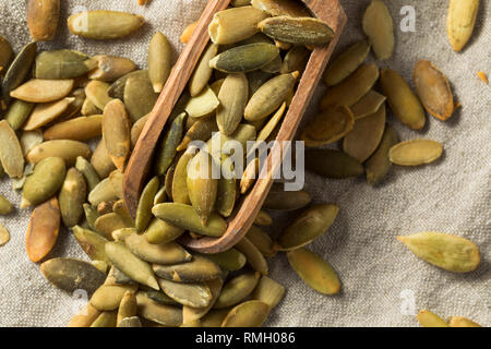 Arrosto organico i semi di zucca Pepitas pronto a mangiare Foto Stock