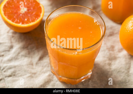 Raw Caracara organico di succo d'Arancia pronta da bere Foto Stock