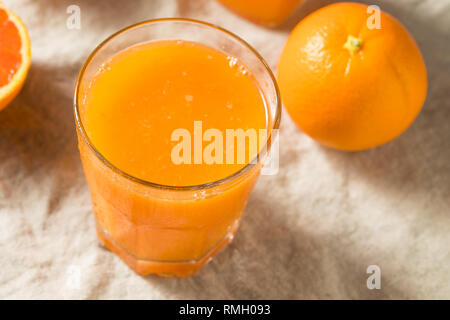 Raw Caracara organico di succo d'Arancia pronta da bere Foto Stock