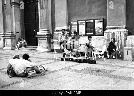 Musicisti e Chiesa di St. Michael a Monaco di Baviera, Giugno 1986. Foto Stock