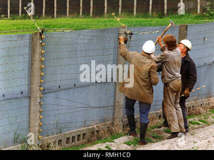 Costruzione i lavoratori sono occupati con lo smantellamento delle fortificazioni di confine nella RDT. Foto Stock