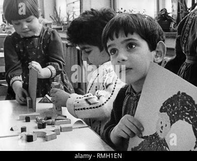 Tedeschi e dei figli di migranti per giocare insieme in un asilo nido di Monaco di Baviera. Foto non datata. Foto Stock