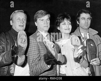 Foto di gruppo dell'ensemble prima della premiere del ventisettesimo programma "Rosa an die Macht'. Da sinistra a destra: Rainer Basedow, Jochen Buss, Sibylle Nicolai e Bruno Jonas. Foto Stock