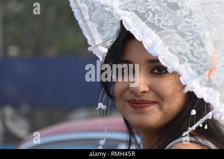Un Bengali lady in posa con costume e periodo culturale di pezzi in occasione del cinquantesimo di più Vintage & Classic Car Rally in Kolkata, India. Foto Stock