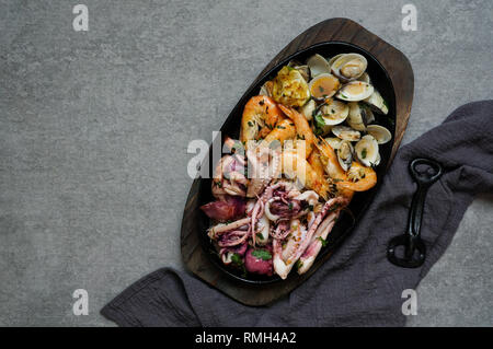 Piastra con octopus, ostriche e gamberetti igienico Foto Stock
