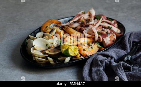 Piastra con octopus, ostriche e gamberetti igienico Foto Stock