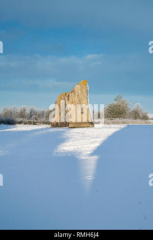 Avebury Stone Circle nella mattina inverno neve. Avebury, Wiltshire, Inghilterra. Foto Stock