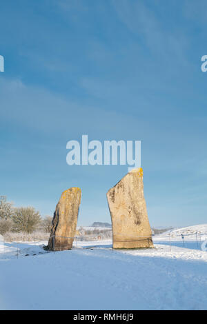 Avebury Stone Circle nella mattina inverno neve. Avebury, Wiltshire, Inghilterra. Foto Stock
