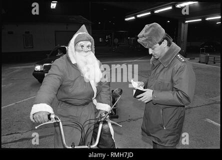 Il viaggiare senza visto per la Germania Occidentale tra la RDT e la RFT divenne possibile dal 24 dicembre 1989, dopo difficili negoziati di governo. Il minimo obbligo di scambio alla frontiera è anche non necessario. Passaporto e i controlli doganali sono tuttora effettuate dalle autorità della RDT. Anche i viaggiatori di affari sono soggette a questa regola. La foto è stata scattata alla vigilia di Natale all'interno-confine di stato attraversamento Heinrich-Heine-Strasse a Kreuzberg. Foto Stock