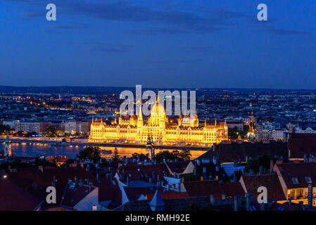 Il Parlamento ungherese edificio a Budapest presso il blue ora Foto Stock