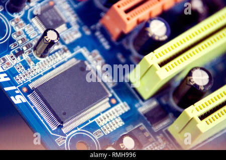 Chiudere il computer scheda madre microchip. La texture di sfondo, tonica. giallo e arancione ex pci slot. chip mockup. Foto Stock