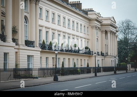 London, Regno Unito - Aprile, 2018. Architettura Regency case a schiera in Marylebone, Londra centrale. Foto Stock