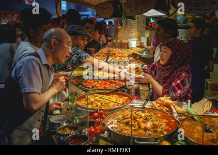 London, Regno Unito - Febbraio, 2019. Asian street food in stallo il mercato di Camden. Foto Stock