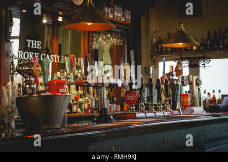 London, Regno Unito - Febbraio, 2019. Progetto di rubinetti di birra in un pub tradizionale nel centro di Londra. Foto Stock