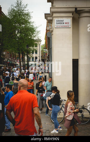 London, Regno Unito - Febbraio, 2019. La folla di turisti in Covent Garden. Foto Stock