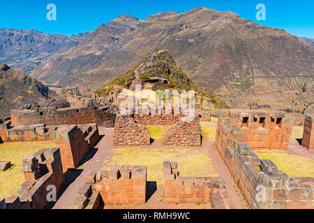 Le maestose rovine Inca di Pisac con imponenti mura Inca e la cordigliera delle Ande in background nei pressi di Cusco, Perù. Foto Stock