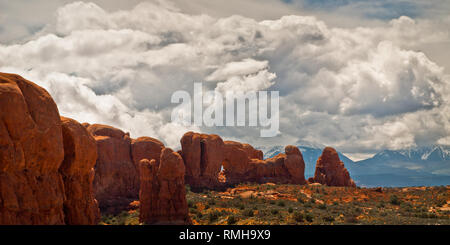 Nuvole temporalesche oltre il Parco Nazionale di Arches, Utah, Stati Uniti d'America Foto Stock