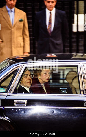 28-11-1990. Londra, Regno Unito. Margaret Thatcher lascia Downing Street per l'ultima volta. Suo figlio Marco Thatcher è sullo sfondo a sinistra. Foto: © Simon Gr Foto Stock