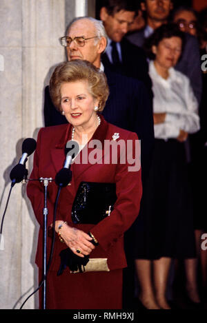 28-11-1990. Londra, Regno Unito. Margaret Thatcher parla alla stampa prima che lei lascia 10 di Downing Street per l'ultima volta. Downing Street staff stand listni Foto Stock
